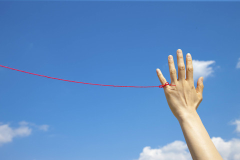 Ilustrasi red string theory, legenda soal benang merah yang menghubungkan dua orang yang berjodoh. Foto: Shutterstock