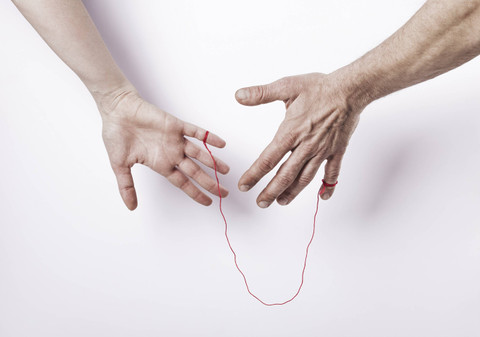 Ilustrasi red string theory, legenda soal benang merah yang menghubungkan dua orang yang berjodoh. Foto: Shutterstock