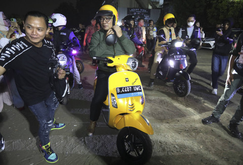 Calon Gubernur DKI Jakarta nomor urut satu Ridwan Kamil megendarai sepeda motor saat night ride bersama komunitas motor di Jakarta, Jumat (18/10/2024). Foto: Dok. Tim Media Ridwan Kamil