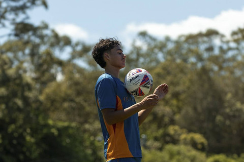 Rafael Struick dalam sesi latihan bersama Brisbane Roar FC. Foto: Instagram/ @brisbaneroarfc