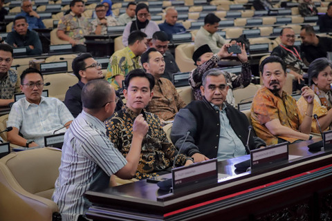 Wakil Presiden terpilih Gibran Rakabuming Raka bersama pimpinan MPR menghadiri gladi bersih Sidang Paripurna dengan agenda pelantikan Presiden dan Wakil Presiden di Gedung Nusantara, Kompleks MPR/DPR, Jakarta, Sabtu (19/10/2024). Foto: Jamal Ramadhan/kumparan