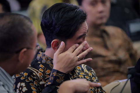 Wakil Presiden terpilih Gibran Rakabuming Raka mengusap matanya saat menghadiri gladi bersih Sidang Paripurna dengan agenda pelantikan Presiden dan Wakil Presiden di Gedung Nusantara, Kompleks MPR/DPR, Jakarta, Sabtu (19/10/2024). Foto: Jamal Ramadhan/kumparan