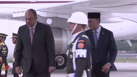 Wakil PM Qatar Khalid bin Mohammed Al-Attiyah didampingi Menteri Investasi Indonesia Rosan Roeslani tiba landas di Bandara VVIP Internasional Soekarno-Hatta, Tangerang, Banten, Sabtu (19/10/2024). Foto: YouTube/ Sekretariat Presiden