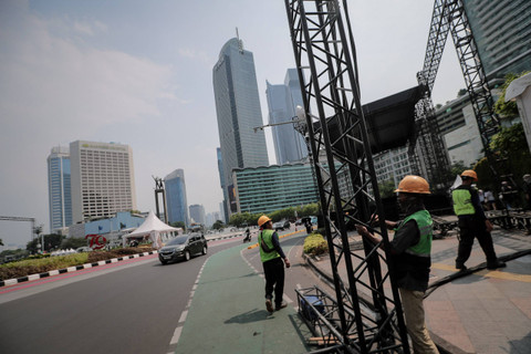 Pekerja menyelesaikan pembangunan panggung rakyat jelang pelantikan Prabowo-Gibran di Jalan Jenderal Sudirman, Jakarta, Sabtu (19/10/2024). Foto: Jamal Ramadhan/kumparan