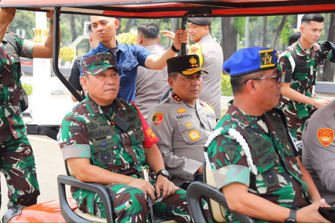 Kapolda Metro Jaya Irjen Karyoto dan Pangdam Jaya Mayjen Rafael Granada Baay meninjau persiapan pengamanan pelantikan presiden di Kompleks Parlemen, Senayan, Jakarta Pusat, Sabtu (19/10). Dok. Istimewa