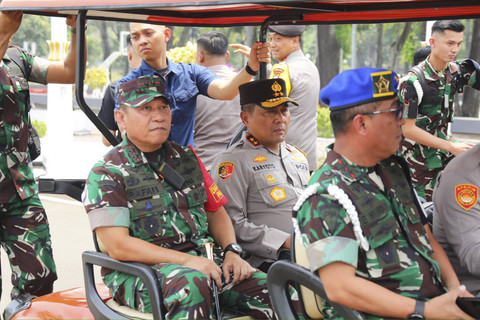 Kapolda Metro Jaya Irjen Karyoto dan Pangdam Jaya Mayjen Rafael Granada Baay meninjau persiapan pengamanan pelantikan presiden di Kompleks Parlemen, Senayan, Jakarta Pusat, Sabtu (19/10/2024). Foto: Jonathan Devin/kumparan