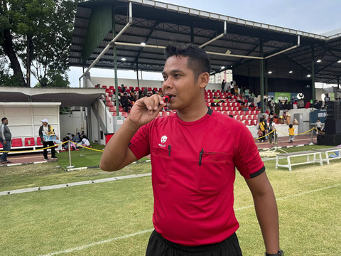 Muhammad Bahtiar Rifa'i, Wasit yang bertugas di MilkLife Soccer Challenge Solo Series 2 2024. Foto: Aji Nugrahanto/kumparan