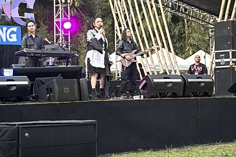 Vina Panduwinata tampil di Jazz Gunung Burangrang. Foto: Andrian Gilang/kumparan