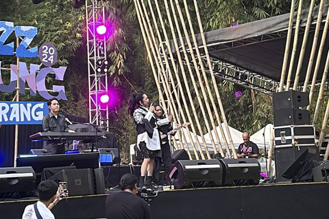 Vina Panduwinata tampil di Jazz Gunung Burangrang. Foto: Andrian Gilang/kumparan