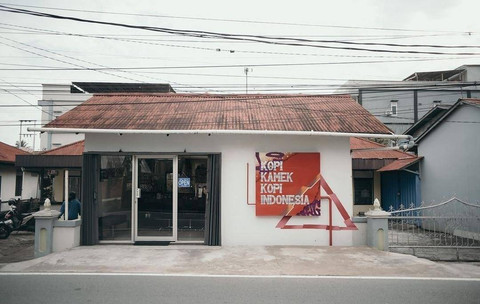 Cabang kedua Segitiga Coffee & Roastery yang berlokasi di Jalan Putri Dara Nante, Pontianak. Foto: Dok. Instagram @segitigacoffee