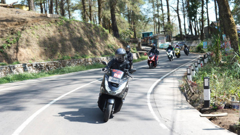 Acara Honda Bikers Day (HBD) 2024 yang berlangsung di Pulau Sulawesi tarik ribuan pecinta motor skutik PCX160.  Foto: dok. Astra Honda Motor