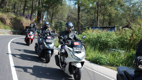 Acara Honda Bikers Day (HBD) 2024 yang berlangsung di Pulau Sulawesi tarik ribuan pecinta motor skutik PCX160.  Foto: dok. Astra Honda Motor