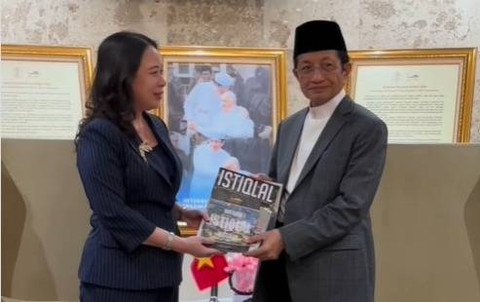 Imam Besar Masjid Istiqlal, Prof. Dr. KH. Nasaruddin Umar, MA, menerima kunjungan Wakil Presiden Vietnam, Ibu Vo Thi Anh Xuan, di Masjid Istiqlal. Foto: Instagram@masjidistiqlal.official