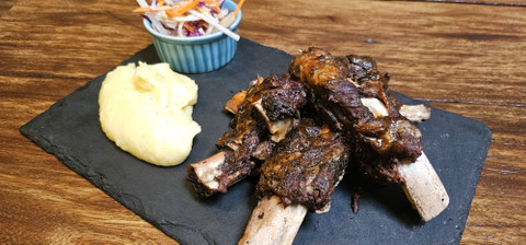 Menu baru Lyma Brisket yakni smoked back ribs dan smoked oxtail (18/10/2024). Foto: Dok. Istimewa