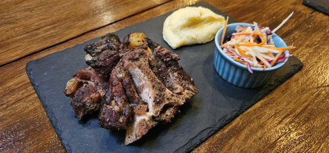 Menu baru Lyma Brisket yakni smoked back ribs dan smoked oxtail (18/10/2024). Foto: Dok. Istimewa