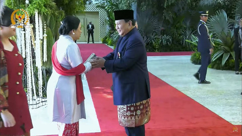 Ketua DPR Puan Maharani tiba menghadiri Pelantikan Presiden dan Wakil Presiden periode 2024-2029 di Gedung Nusantara, kompleks Parlemen, Senayan, Jakarta, Minggu (20/10/2024).  Foto: Youtube/MPRGOID