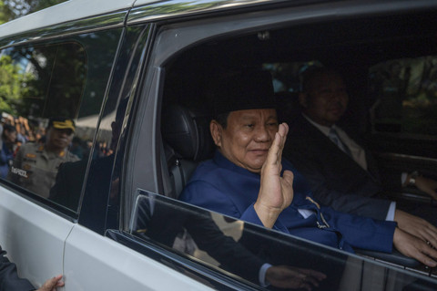 Presiden Terpilih Prabowo Subianto menyapa wartawan saat menuju Kompleks Parlemen untuk mengikuti pelantikan presiden dan wakil presiden periode 2024-2029 di Jalan Kertanegara, Jakarta Selatan, Minggu (20/10/2024). Foto: Fauzan/ANTARA FOTO