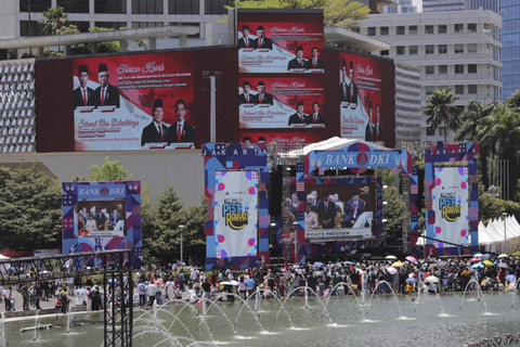 Suasana masyarakat menyaksikan live pelantikan presiden berlangsung di Bundaran HI, Jakarta, Minggu (20/10/2024). Foto: Jamal Ramadhan/kumparan