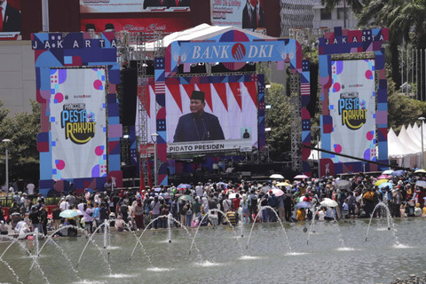 Suasana masyarakat menyaksikan live pelantikan presiden berlangsung di Bundaran HI, Jakarta, Minggu (20/10/2024). Foto: Jamal Ramadhan/kumparan