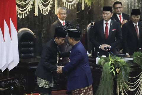 Presiden Prabowo Subianto bersama dengan Presiden ke-7 Joko Widodo di Gedung Nusantara, kompleks Parlemen, Senayan, Jakarta, Minggu (20/10/2024). Foto: Iqbal Firdaus/kumparan