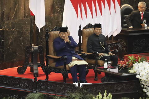 Presiden Prabowo Subianto duduk bersebelahan dengan Presiden ke-7 Joko Widodo di Gedung Nusantara, kompleks Parlemen, Senayan, Jakarta, Minggu (20/10/2024). Foto: Iqbal Firdaus/kumparan