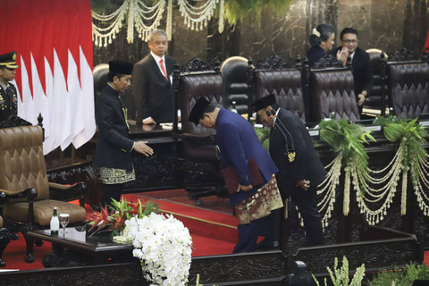 Presiden Prabowo Subianto menyapa Presiden ke-7 Joko Widodo di Gedung Nusantara, kompleks Parlemen, Senayan, Jakarta, Minggu (20/10/2024). Foto: Iqbal Firdaus/kumparan