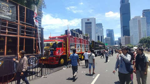 Sound Horeg terparkir di Jalan Jenderal Sudirman, Jakarta Pusat, pada Minggu (20/10/2024). Foto: Rachmadi Rasyad/kumparan