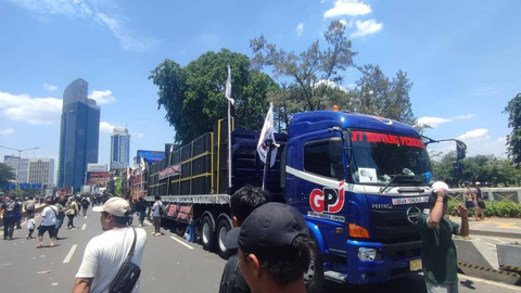 Sound Horeg terparkir di Jalan Jenderal Sudirman, Jakarta Pusat, pada Minggu (20/10/2024). Foto: Rachmadi Rasyad/kumparan