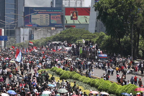 Warga menyaksikan Sound Horeg di Jalan Jenderal Sudirman, Jakarta, Minggu (20/10/2024). Foto: Aditia Noviansyah/kumparan