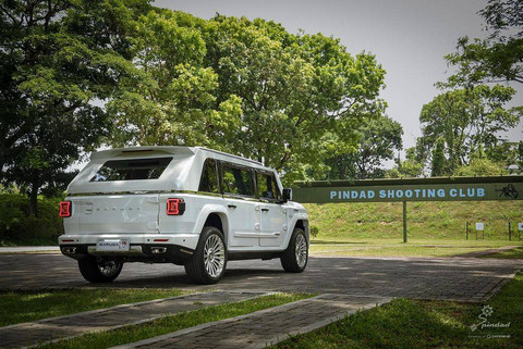 PT Pindad memperkenalkan MV3 Garuda Limousine, kendaraan terbaru produksi industri pertahanan dalam negeri yang digunakan oleh Presiden Terpilih, Prabowo Subianto dan Wakil Presiden Terpilih, Gibran Rakabuming Raka. Foto: Pindad