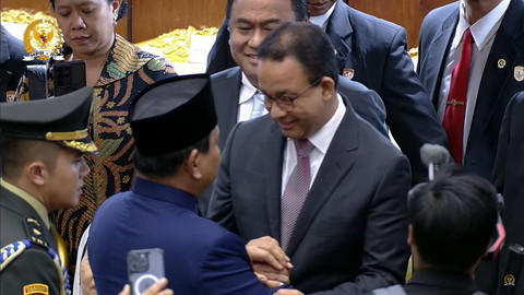 Anies Baswedan berjabat tangan dengan Presiden Prabowo Subianto usai Pelantikan Presiden dan Wakil Presiden periode 2024-2029 di Gedung Nusantara, kompleks Parlemen, Senayan, Jakarta, Minggu (20/10/2024).  Foto: Youtube/ MPRGOID