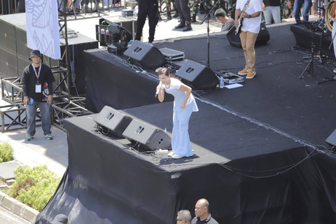 Ayu Tingting hibur warga di panggung pesta rakyat di Mal Plaza Indonesia, Minggu (20/10/2024). Foto: Jamal Ramadhan/kumparan