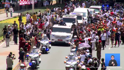 Presiden Prabowo Subianto menyapa warga dari atas kendaraan Maung Garuda di Jalan Jenderal Sudirman, Jakarta, Minggu (20/10/2024). Foto: YouTube/Sekretariat Presiden