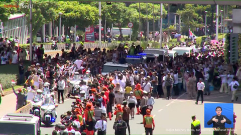 Presiden Prabowo Subianto menyapa warga dari atas kendaraan Maung Garuda di Jalan Jenderal Sudirman, Jakarta, Minggu (20/10/2024). Foto: YouTube/Sekretariat Presiden