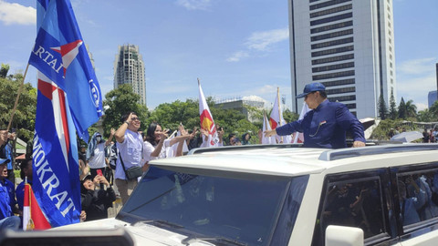 Presiden Prabowo Subianto melintas di Jalan Jenderal Sudirman, Jakarta Pusat, Minggu (20/10/2024). Foto: Rachmadi Rasyad/kumparan