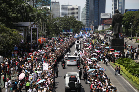 Wakil Presiden Gibran Rakabuming Raka menyapa warga di Jalan Jenderal Sudirman, Jakarta, Minggu (20/10/2024). Foto: Aditia Noviansyah/kumparan