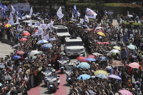 Presiden Prabowo Subianto melintas dan menyapa warga di Bundaran HI, Jakarta, Minggu (20/10/2024). Foto: Jamal Ramadhan/kumparan