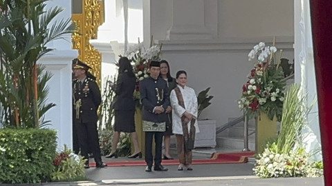 Presiden ke-7 Joko Widodo beserta istrinya Iriana Joko Widodo menunggu kedatangan Presiden Prabowo Subianto di Istana Merdeka Jakarta, Minggu (20/10/2024). Foto: Luthfi Humam/kumparan