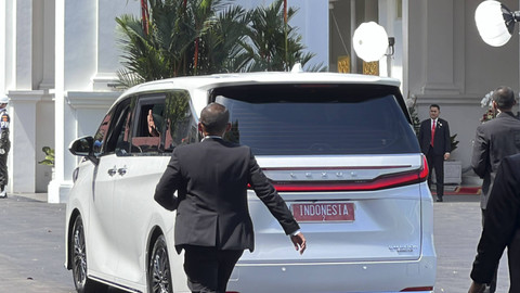 Mobil Wapres Gibran Rakabuming Raka tiba di Istana Merdeka, Jakarta Pusat, Minggu (20/10/2024). Foto: Zamachsyari/kumparan