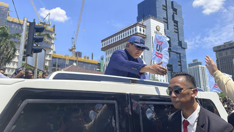 Presiden Prabowo Subianto saat menyapa masyarakat di Patung Kuda, Minggu (20/10/2024). Foto: Fadhil Pramudya/kumparan