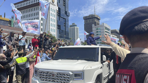 Presiden Prabowo Subianto saat menyapa masyarakat di Patung Kuda, Minggu (20/10/2024). Foto: Fadhil Pramudya/kumparan