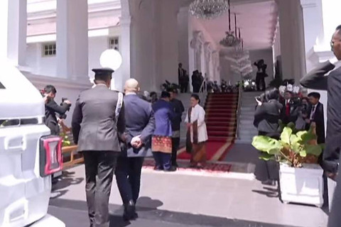 Presiden Prabowo Subianto bersalaman dengan Presiden ke-7 Joko Widodo dan Iriana Joko Widodo saat tiba di Istana Merdeka, Jakarta, Minggu (20/10/2024). Foto: YouTube/Sekretariat Presiden