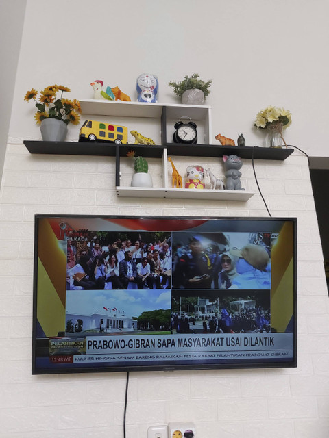 Televisi di rumah Naria yang menayangkan semarak pelantikan Prabowo-Gibran, Minggu (20/10/2024). Foto: Dok. Istimewa