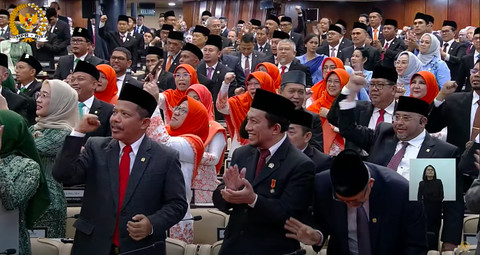 Anggota MPR teriak Free Palestine dan melakukan standing ovation di acara pelantikan Prabowo-Gibran di Gedung MPR, Minggu (20/10/2024). Foto: Youtube/MPRGOID