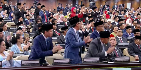 Anggota MPR bertepuk tangan dan  berdiri ketika isu Palestina mulai disebut oleh Ketua MPR Ahmad Muzani dalam pidato pelantikan Prabowo sebagai Presiden RI, Minggu (20/10/2024). Foto: Youtube/MPRGOID