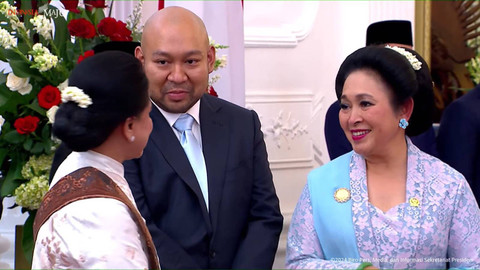 Iriana Joko Widodo berbincang dengan Titiek Soeharto di Istana Merdeka, Jakarta, Minggu (20/10/2024). Foto: YouTube/Sekretariat Presiden