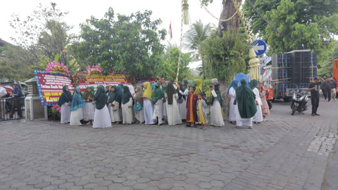 Warga mulai memadati kediaman Presiden ke-7 RI, Jokowi, di Solo, Minggu (20/10/2024). Foto: kumparan