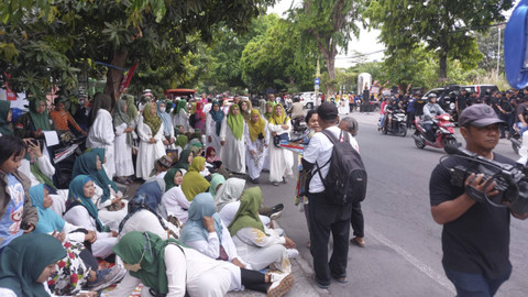 Warga mulai memadati kediaman Presiden ke-7 RI, Jokowi, di Solo, Minggu (20/10/2024). Foto: kumparan