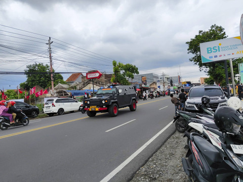 Sejumlah aparat keamanan mulai berjaga di rute pulangnya Jokowi, Minggu (20/10/2024). Foto: Arfiansyah Panji Purnandaru/kumparan