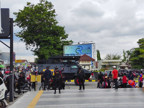 Sejumlah aparat keamanan mulai berjaga di rute pulangnya Jokowi, Minggu (20/10/2024). Foto: Arfiansyah Panji Purnandaru/kumparan